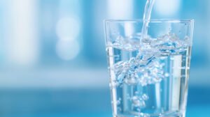 Vaso siendo llenado con agua
