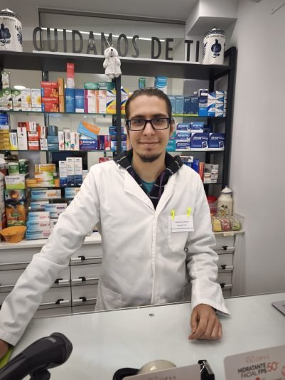 1000021174 Foto de Agustin hijo farmaceutico adjunto